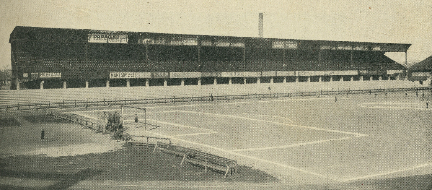 Budapest, az FTC labdarúgó stadionja, főtribün 1925 körül, tervező: Mattyók Aladár, kivitelező: Fejér Lajos és Dános László (Fejér és Dános, 1931, Jubileumi kiadás)