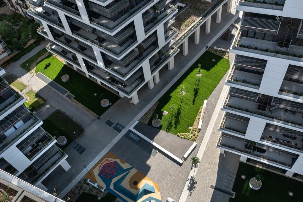 A tornyok közti kertek kivétel nélkül intenzív zöldtetők. Metrodom Panoráma Lakópark, fotó a Kisvakond-Park Kft. hozzájárulásával