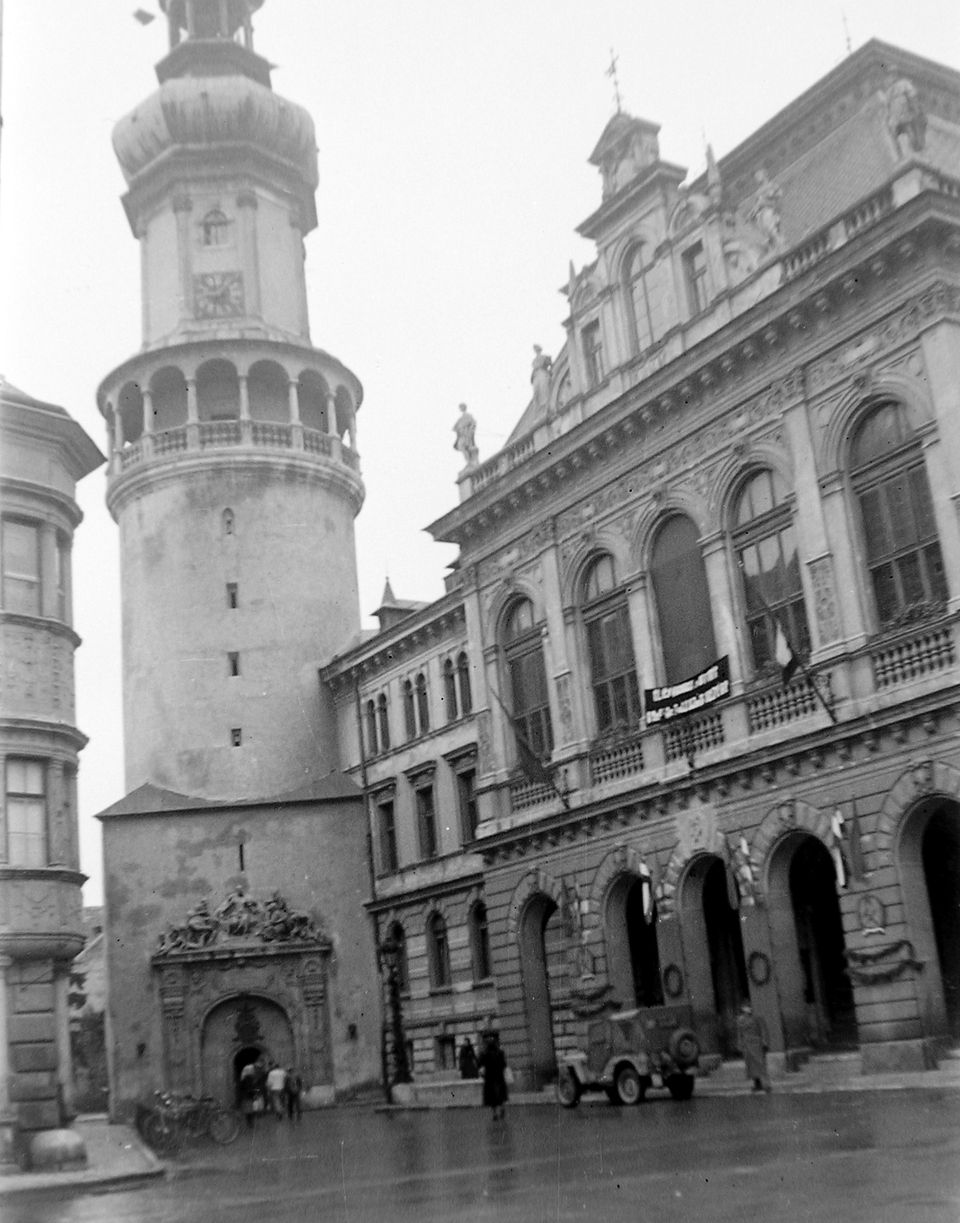 A soproni Tűztorony a Hűségkapuval 1949-ben. Fotó: Fortepan / Magyar Rendőr