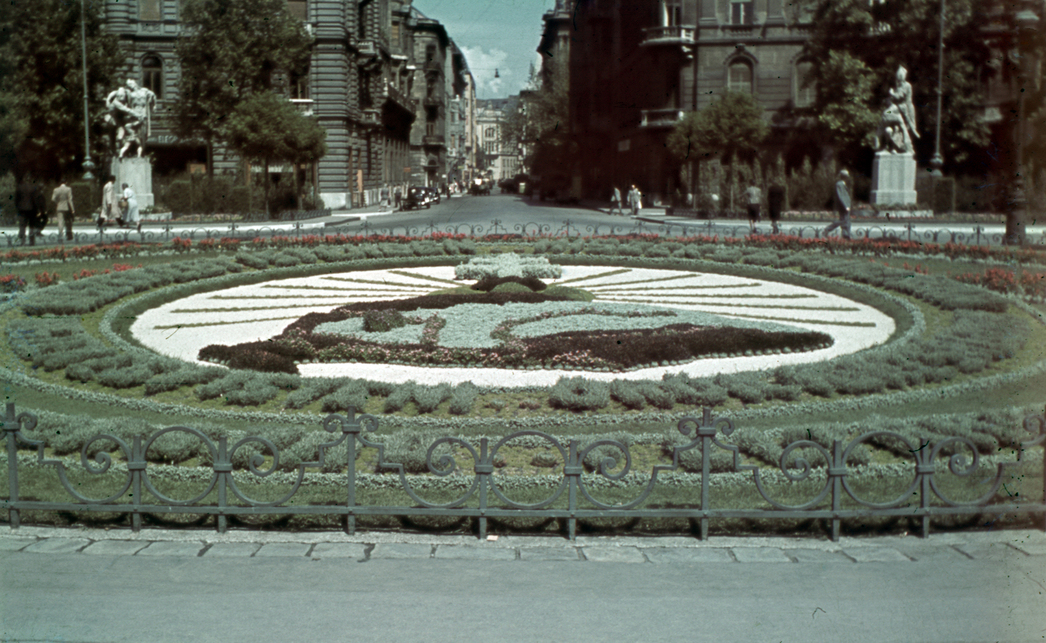 Szabadság tér, az irredenta emlékhely részlete 1941-ben. A szoborcsoportból balra az Észak (Kisfaludi Strobl Zsigmond, 1921), jobbra a Kelet (Pásztor János, 1921). Fotó: Fortepan / Miklós Lajos