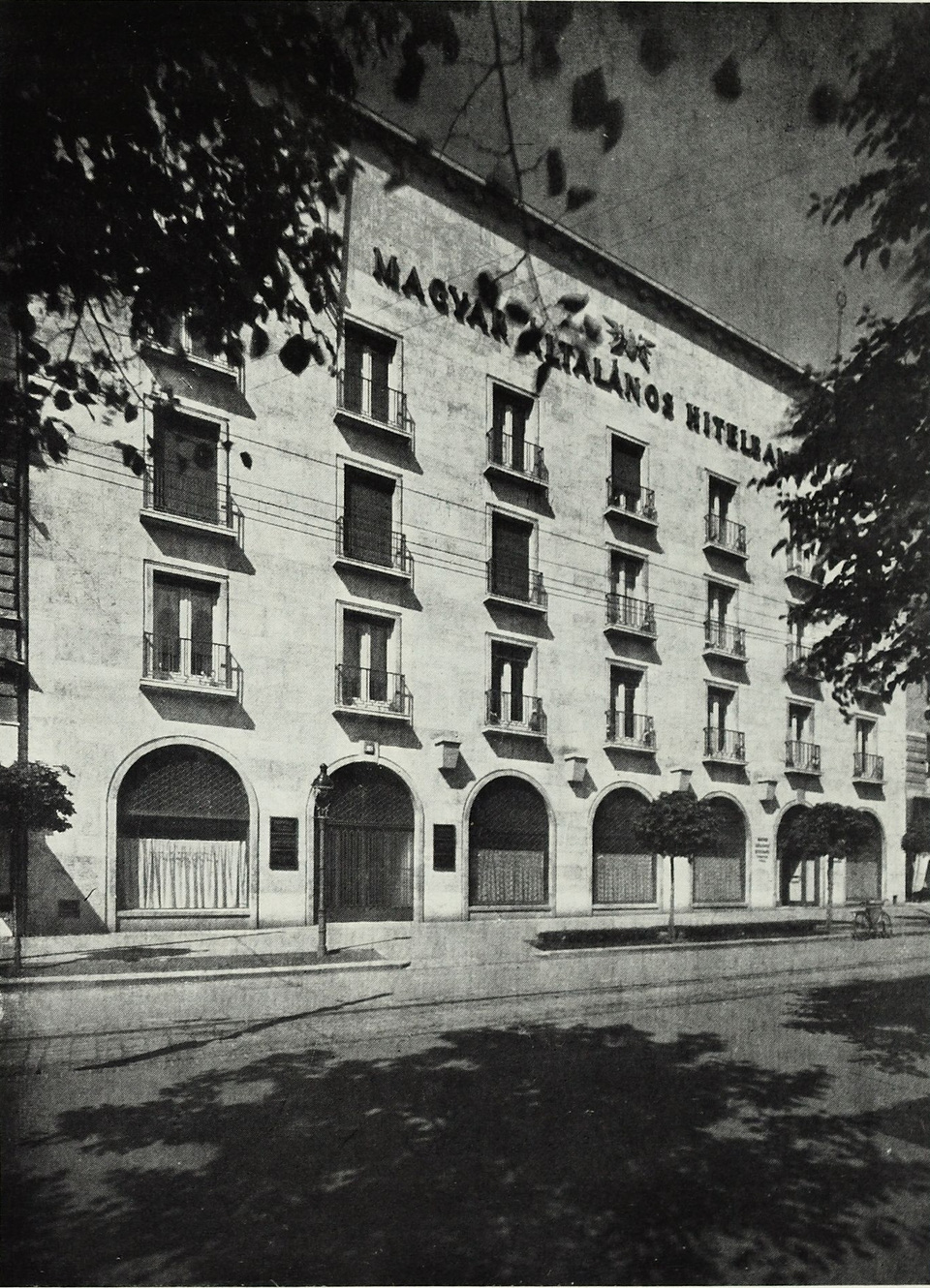 A Magyar Általános Hitelbank debreceni székháza, Padányi Gulyás Jenő 1939-ben elkészült munkája. Kép: Tér és Forma, 1939/9. 175. o.