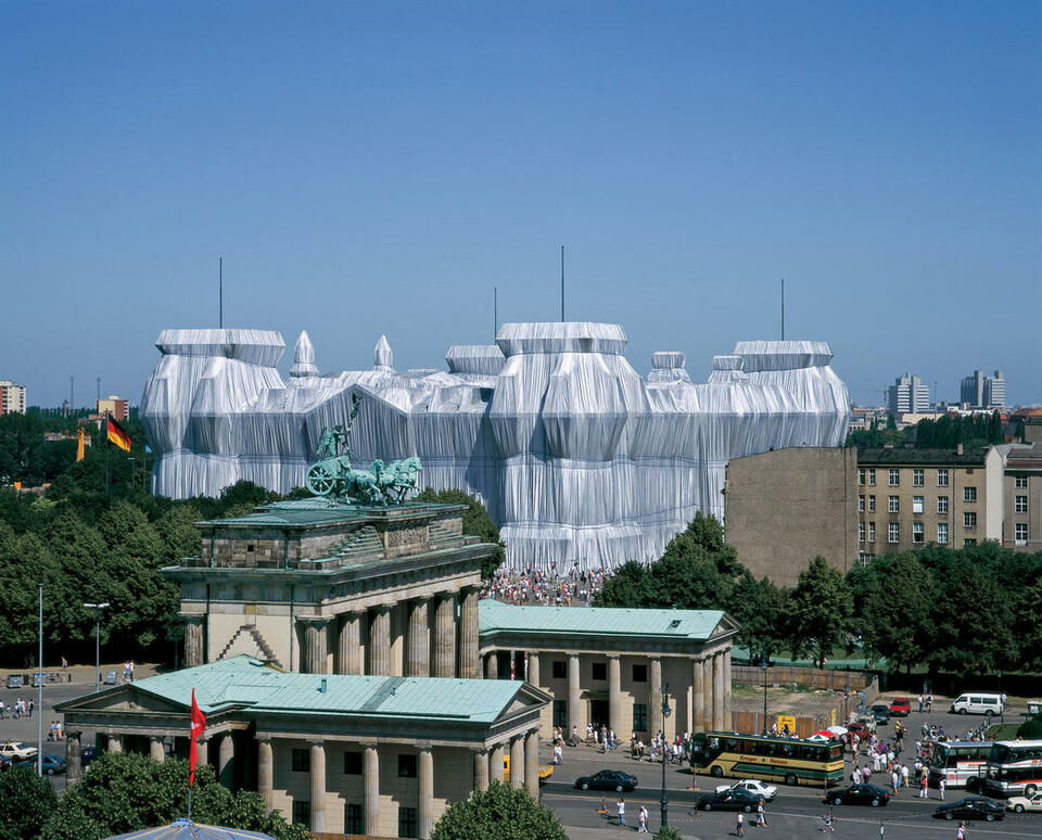 Christo and Jeanne-Claude, A becsomagolt Reichstag,  Berlin, 1971-95 Photo: Wolfgang Volz © 1995 Christo, forrás: christojeanneclaude.net 