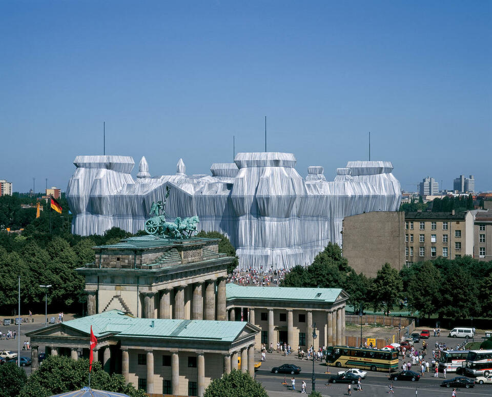 Christo and Jeanne-Claude, A becsomagolt Reichstag, Berlin, 1971-95 Photo: Wolfgang Volz © 1995 Christo, forrás: christojeanneclaude.net