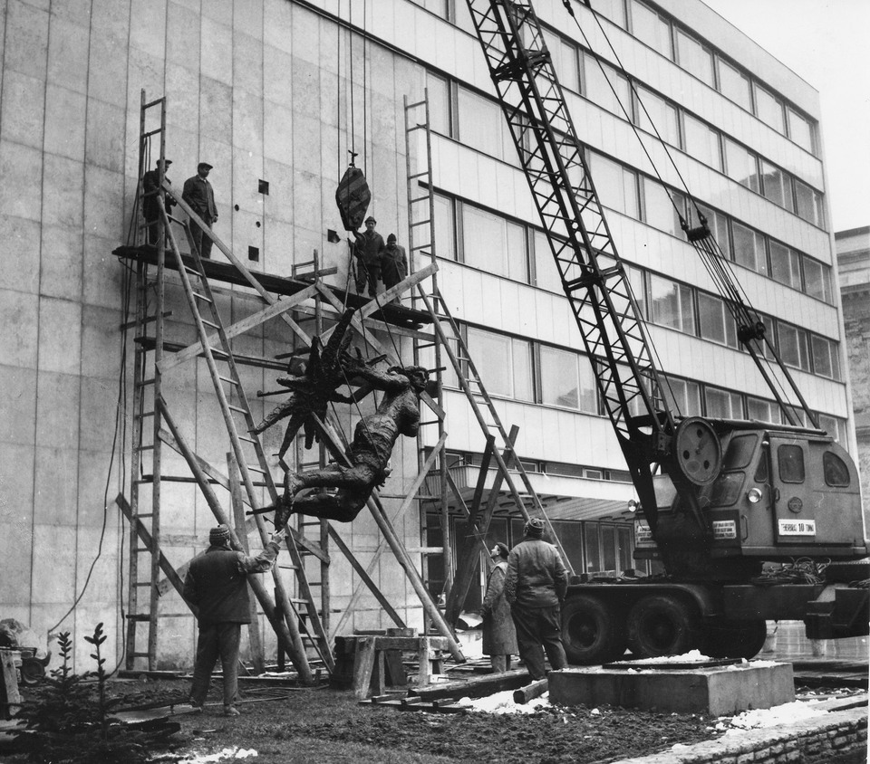 A Bunkerstúdió homlokzata 1969-ben, Somogyi József szobrász felhelyezi a Szárnyas Niké című térplasztikát. Fotó: Fortepan/RTV Újság