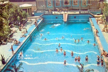 Bukarest, a Hotel Lido hullámfürdője 1960 körül, tervező: Sebestyén Artúr (képeslap a szerző gyűjteményéből)