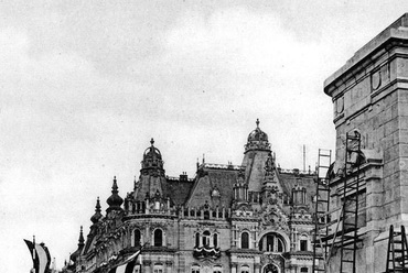 Az Osztálysorsjáték-palota a budapesti Eskü (Március 15.) téren  1903-ban, tervező és kivitelező: Kőrössy Albert Kálmán és Sebestyén Artúr (FSZEK, Budapest Gyűjtemény) 