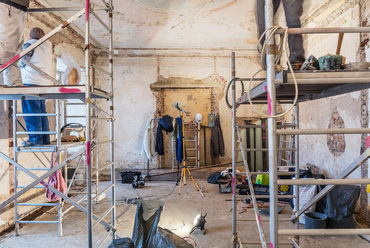 Felújítási munkák a Festetics-palota egykori szalonjában. Fotó: Bujnovszky Tamás