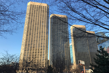 Presidential Towers (1986): a Belváros nyugati részének új típusú lakóparkja a 4 egyforma 49 szintes lakótoronyból áll, ahol összesen 2346 lakás található - terv: Solomon Cordwell Buenz & Associates. - fotó: Benkő Melinda, 2020 február