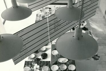 A Gerlóczy utcai bemutatóterem első kiállítása, a „Terített asztal”, 1980. Forrás: a Design Center archívuma