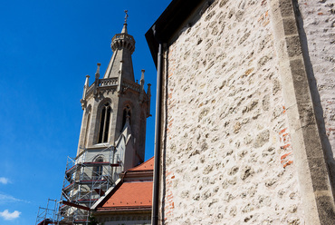 A templom külsején a legjelentősebb változás, hogy a torony csúcsíves ablakaira visszakerültek a nyolcvanas években eltávolított, 19. századi mérművek, amelyeknek többségét szerencsére megtalálták a legfelső szinten. Fotó: Réthey-Prikkel Tamás