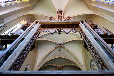 A belsőt alapvetően a kipótolt solnhofeni kőburkolat, a 15. századból feltárt és kiegészített színezés, valamint a restaurált, fűtéssel ellátott, neogót bútorok dominálják majd. Fotó: Réthey-Prikkel Tamás