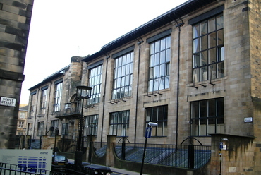 A Glasgow School of Art homlokzata 2005-ben, még a tűzesetek előtt. Fotó: twid, Wikimedia Commons
