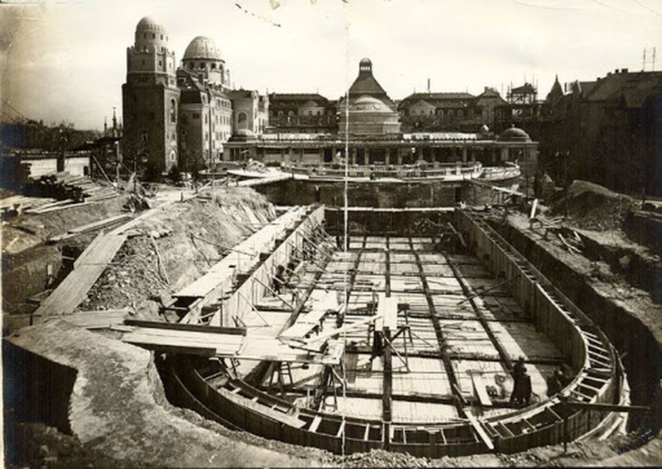A Gellért fürdő és szálloda hullámfürdőjének építése 1927-ben, tervező: Sebestyén Artúr (Magyar Kereskedelmi és Vendéglátóipari Múzeum, CC BY-NC-ND)