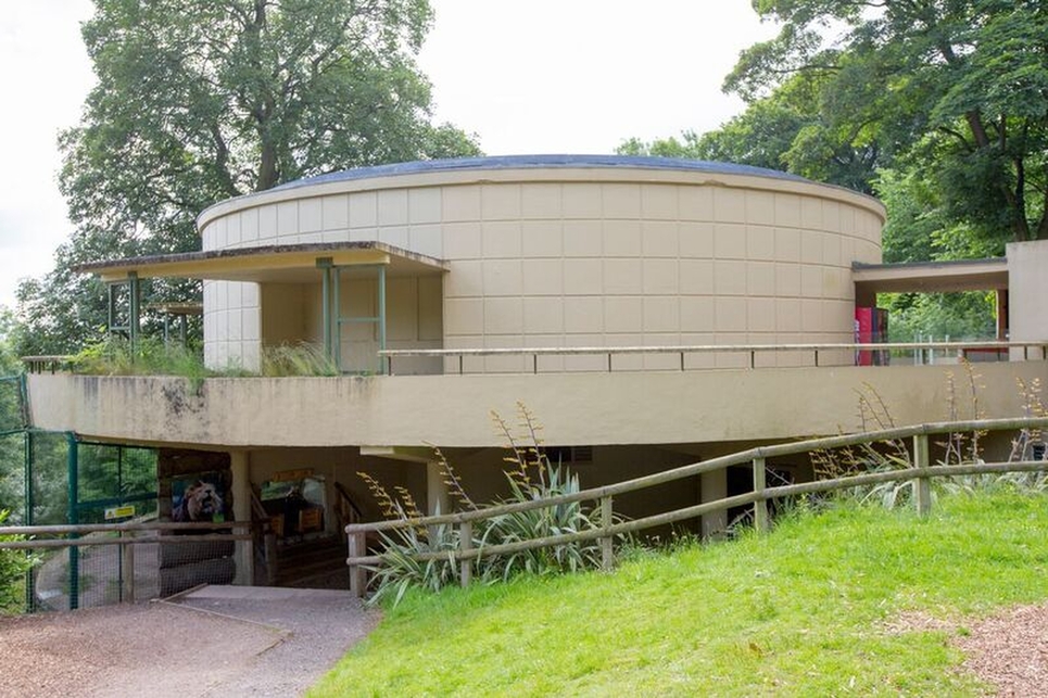 Trópusi Madarak Háza, Dudley Zoo and Castle, Dudley, West Midlands, Egyesült Királyság (Berthold Lubetkin és a Tecton-csoport, 1937). Fotó: DWMZS