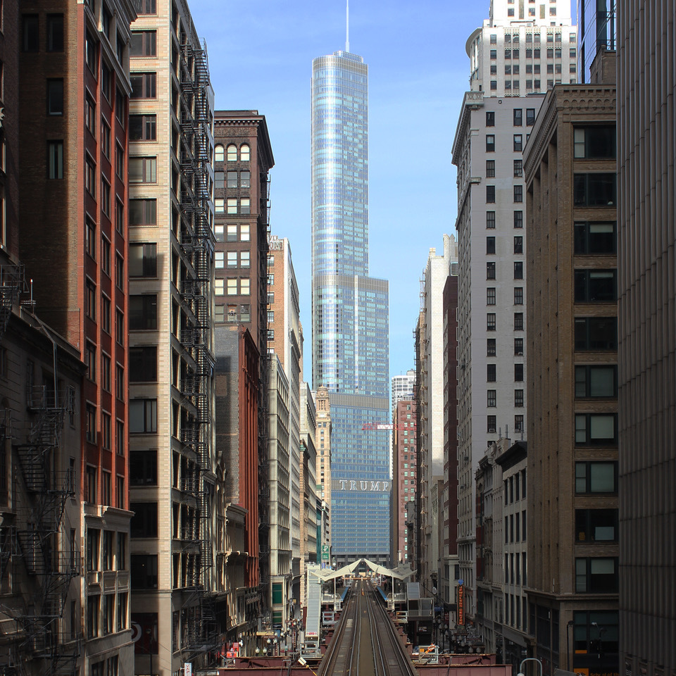 Trump Tower (2009) 98 szintes, 423 méter maga, a világ legmagasabb házának készült. Fődísze a fejlesztő 6 méter magas rozsdamentes acélbetűkből álló neve a 16 emeleten: Trump. - terv: SOM - fotó: Benkő Melinda