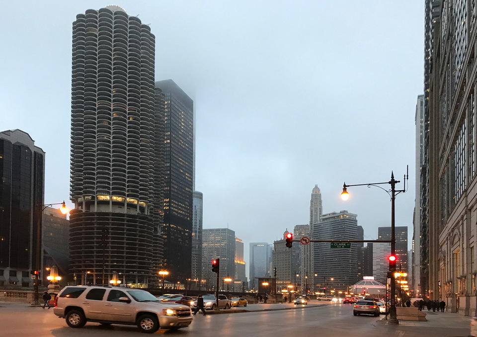 Marina City (1967): a „kukorica-házak”, a Chicago folyóparti két 65 szintes, 179 méteres vasbeton torony a modern építészet nagyvárosi lakhatási kísérlete. - terv: Bertrand Goldberg Associates. - fotó: Benkő Melinda, 2020 március