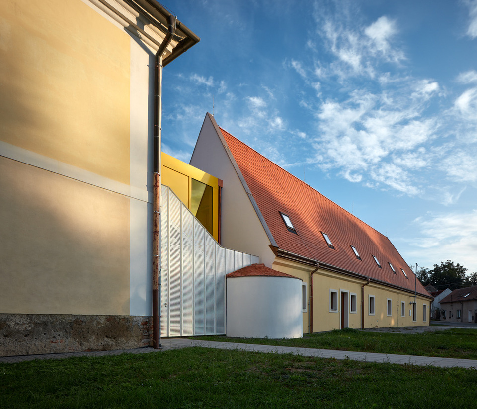 Vřesovice település általános iskolája / egy barokk épületegyüttes felújítása és kortárs továbbépítése - terv: Jiří Markevič | Public Atelier és Jaroslav Sedlák | FUUZE - fotó: BoysPlayNice