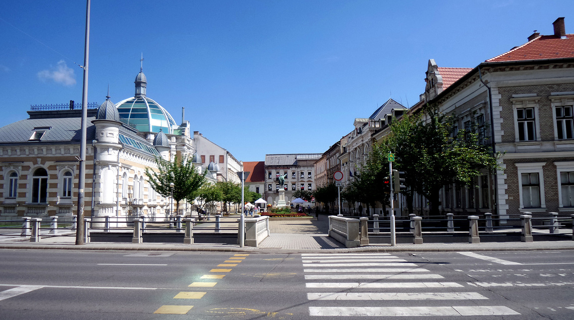 Az Erzsébet tér a háttérben a Korona / Avas Szálló  romos épületével 2017-ben. Fotó: Balogh Attila