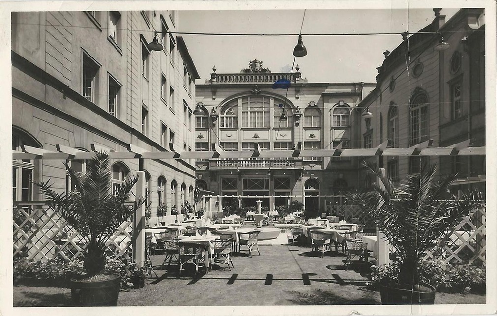 A szálló belső kertje, 1940-es évek. Forrás: www.kitervezte.hu
