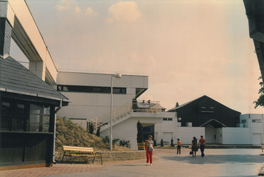 Az udvar és a kulturális központ a főbejárat felől nézve, 1986 körül. Forrás: Ferencz István archívuma, via Othernity