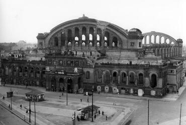 Az Anhalter Bahnhof romjai 1951-ben. Carl Weinrother felvétele. Fotó: Bundesarchiv, B 145 Bild-P054491