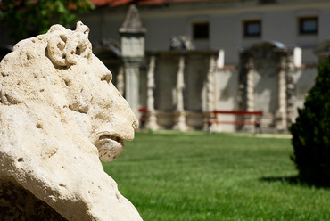 Kőoroszlán a főbejárat előtt. Fotó: Réthey-Prikkel Tamás