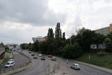 A Budaörsi út az egykori Külföldi Ösztöndíjasok Kollégiumával. Fotó: Kovács Dániel