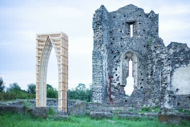 Off-Mustra ‘20 a Hello Wood szervezésében –< cím nélkül > a Szt. András templomromhoz készült gótikus ívű installáció – Debreceni Egyetem – fotó: Szécsi Noémi