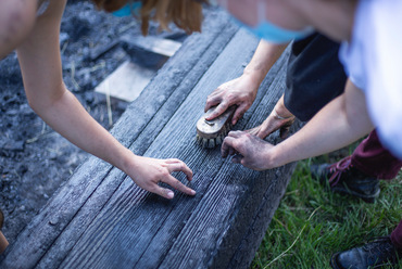 Off-Mustra ‘20 a Hello Wood szervezésében – Padok a kapolcsi ravatalozóban –  Moholy-Nagy Művészeti Egyetem – fotó: Darab Zsuzsa és Szécsi Noémi