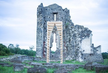 Off-Mustra ‘20 a Hello Wood szervezésében –< cím nélkül > a Szt. András templomromhoz készült gótikus ívű installáció – Debreceni Egyetem – fotó: Szécsi Noémi