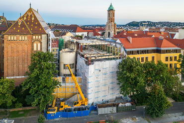 A Teherelosztó épületének bontása 2020. augusztus 1-én. Fotó: Gulyás Attila