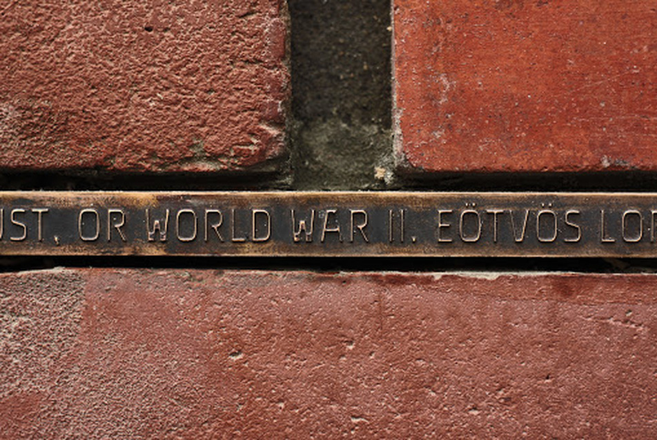 Jel a kertben - az ELTE Bölcsészkarának II. világháborús emlékműve
