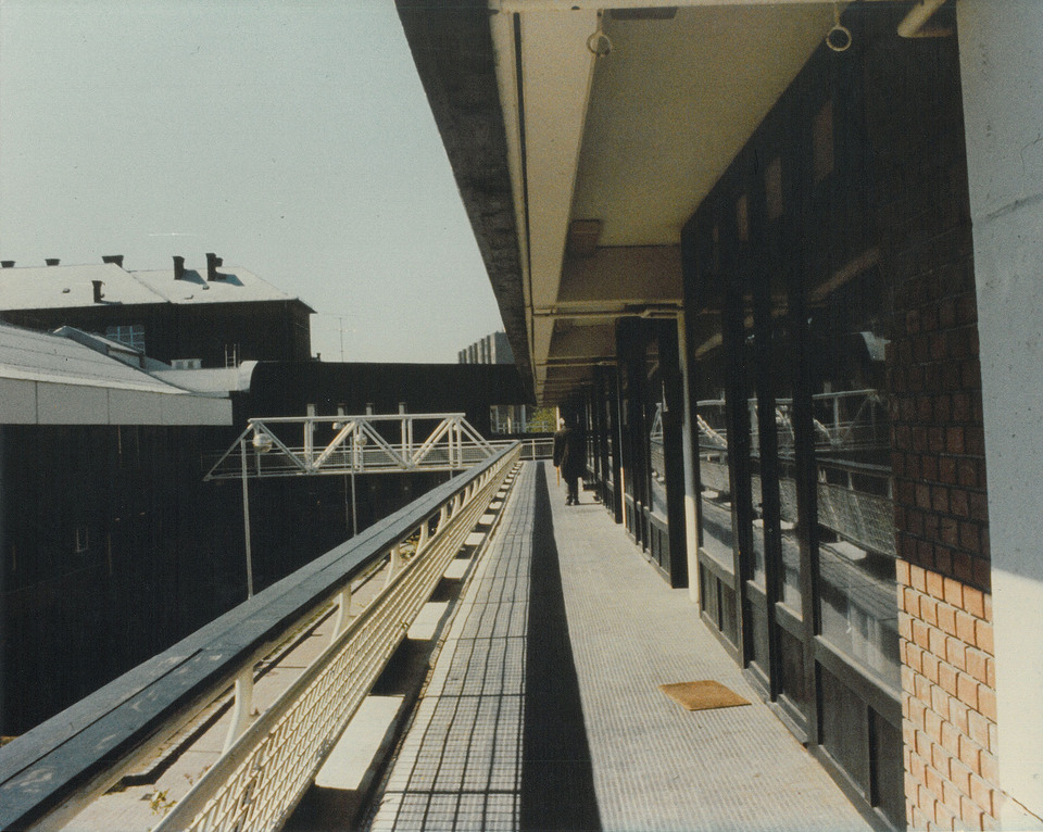 Az udvari szárny emeleti folyosója, a háttérben a kulturális központhoz kapcsolódó híd. Forrás: Ferencz István archívuma, via Othernity