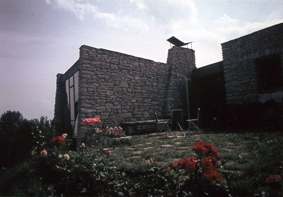 Az előreugratott nappali szekció és a szomszédos terasz, itt még napvitorla nélkül, 1960 körül. Fotó: Csaba László, forrás: a Csaba házaspár hagyatéka