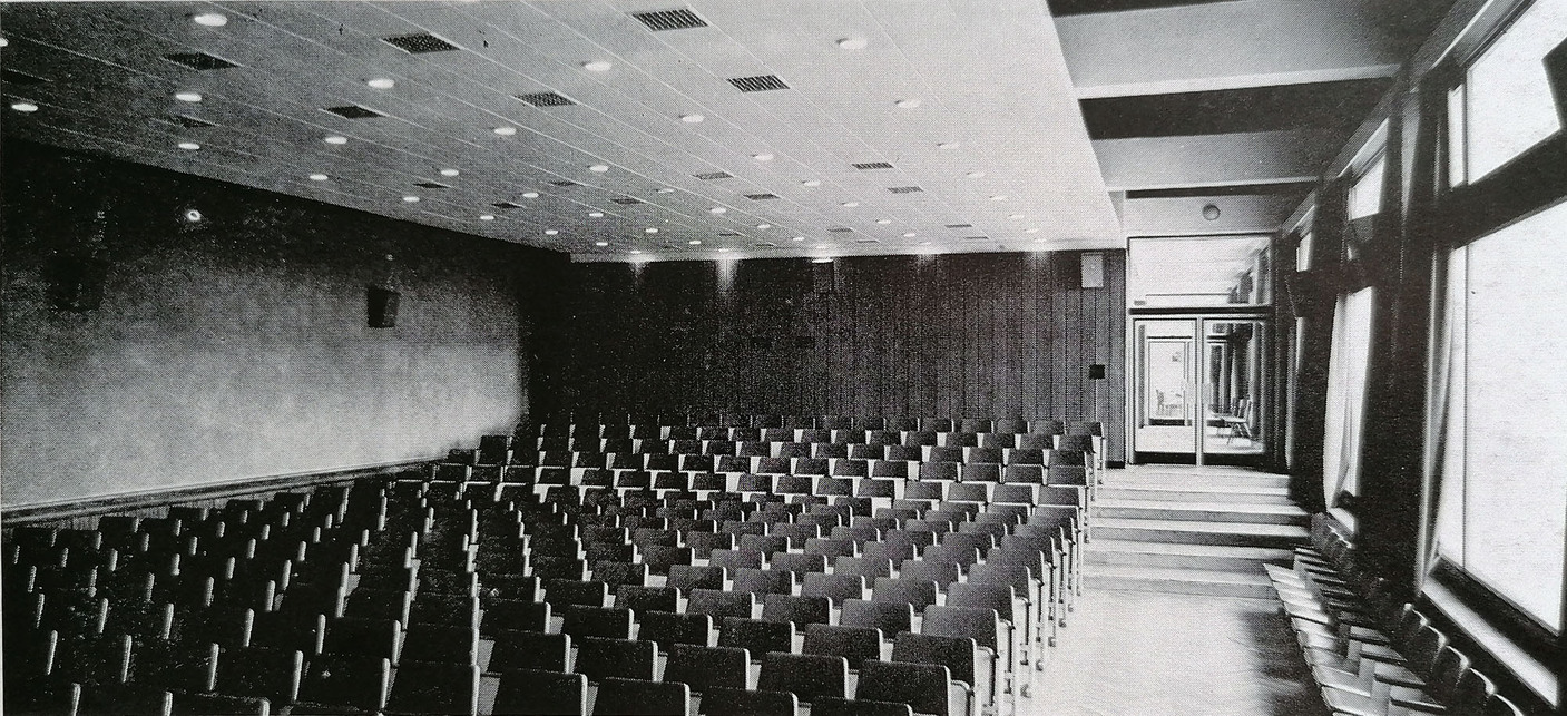 Az épületbelső archív fényképe. Forrás: Magyar építészet 1945-1970. Corvina, Budapest, 1972.