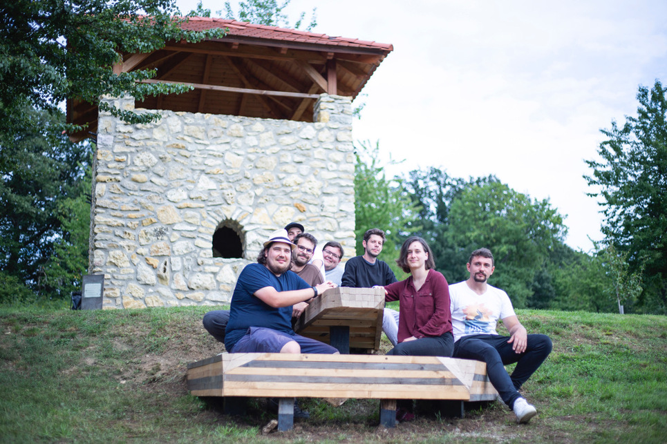Off-Mustra ‘20 a Hello Wood szervezésében – Nessius padjai a Vigántpetend feletti dombon – Óbudai Egyetem Ybl Miklós Építéstudományi Kar– fotó: Darab Zsuzsa és Szécsi Noémi