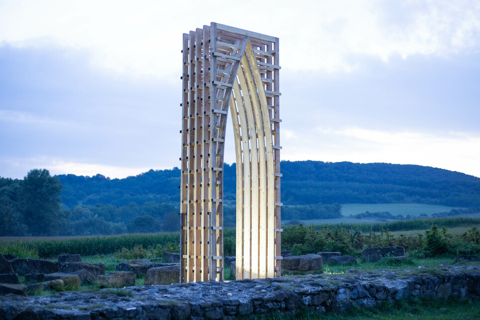 Off-Mustra ‘20 a Hello Wood szervezésében –< cím nélkül > a Szt. András templomromhoz készült gótikus ívű installáció – Debreceni Egyetem – fotó: Szécsi Noémi