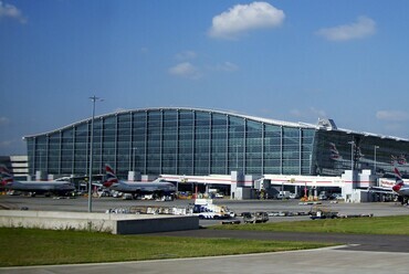 London-Heathrow repülőtér 5-ös terminálja - építész: Richard Rogers - fotó: Wikimedia Commons
