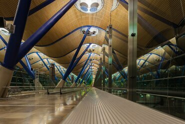 Madrid-Barajas repülőtér 4-es terminálja - építész: Richard Rogers - fotó: Wikimedia Commons