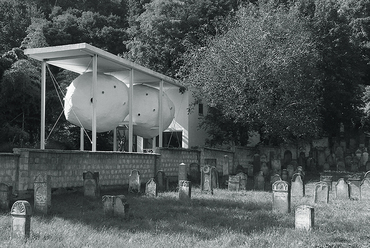Ház a temető mellett - fotó: Balázs Mihály, 2020
