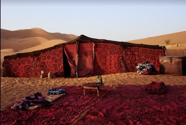 analógia: Beduin sátor, vázszerkezete applikált textil térhatárolás