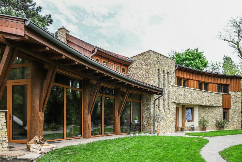 Egy modern mester nyomában: családi ház a gödöllői dombokon