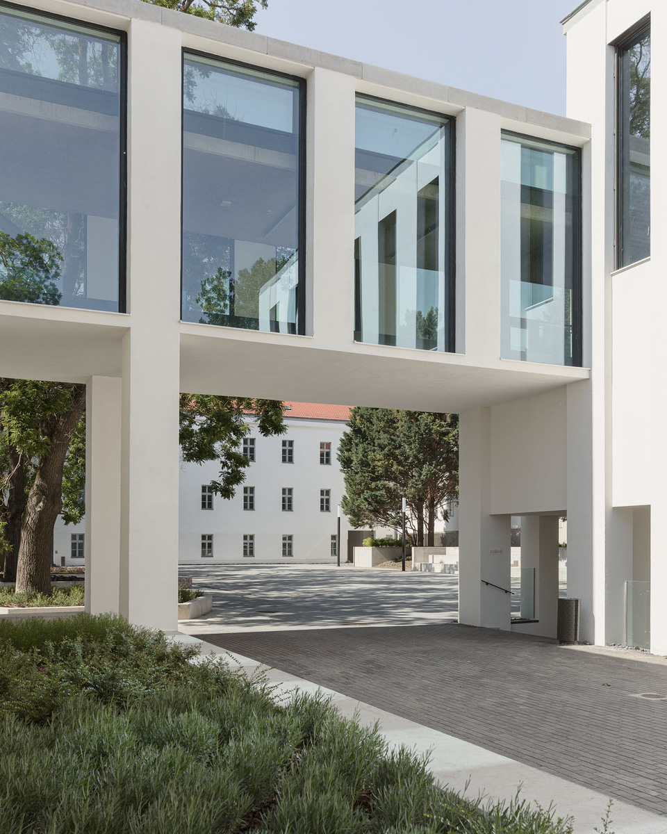 Keresztelő Szent János Iskolaközpont, Zsámbék, híd a keleti szárnyon – terv: Kovács Zoltán, Golda János, Csontos Gyula, Kollektív Műterem, 2019 – fotó: Danyi Balázs