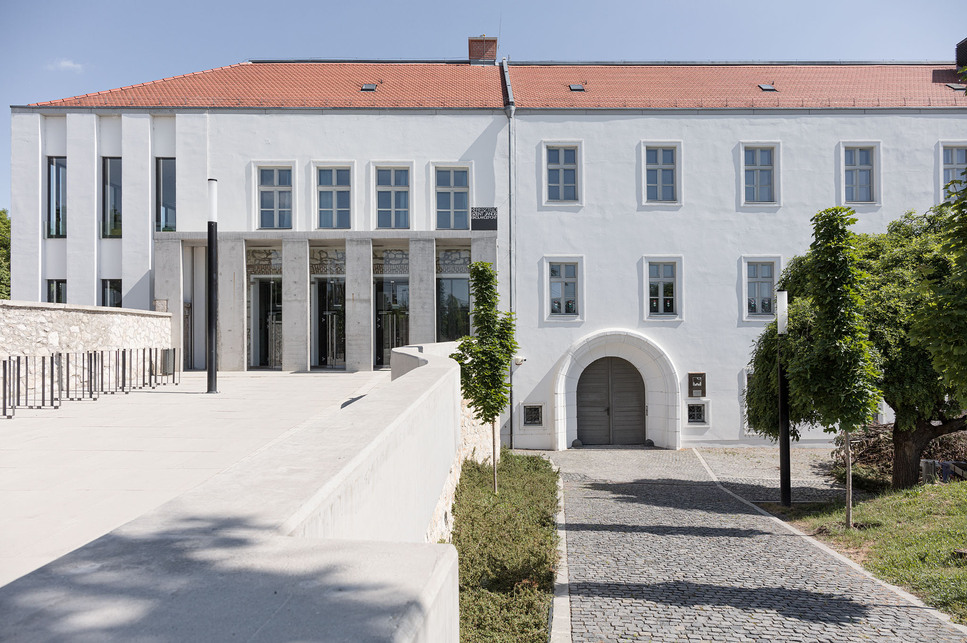 Keresztelő Szent János Iskolaközpont, Zsámbék, új főbejárat – terv: Kovács Zoltán, Golda János, Csontos Gyula, Kollektív Műterem, 2019 – fotó: Danyi Balázs