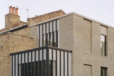 31/44 Architects: Corner House, háromlakásos épület Kelet-Londonban. Fotó © Rory Gardiner