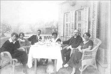 Az Orvos utcai családi villa terasza, jobbról a második Kovács Frigyes, 1930-as évek - forrás: Judith Dupont tulajdona