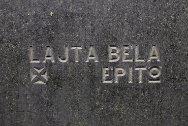 Lajta Béla névfelirata a Salgótarjáni úti temető egy sírboltján. Fotó: Építészfórum