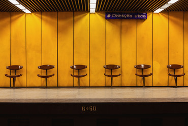 Pöttyös utca állomás – A József Attila lakótelepnek ez az utolsó 1979-1981-es fázisában épült része tízemeletes épületekkel határolt, sűrűn lakott. A negyed élete szempontjából a metró megépítése kulcsfontosságú volt. Fotó: Danyi Balázs, 2014 október