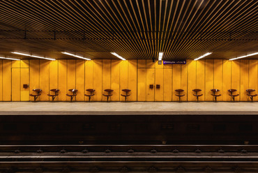 Pöttyös utca állomás – A József Attila lakótelepnek ez az utolsó 1979-1981-es fázisában épült része tízemeletes épületekkel határolt, sűrűn lakott. A negyed élete szempontjából a metró megépítése kulcsfontosságú volt. Fotó: Danyi Balázs, 2014 október