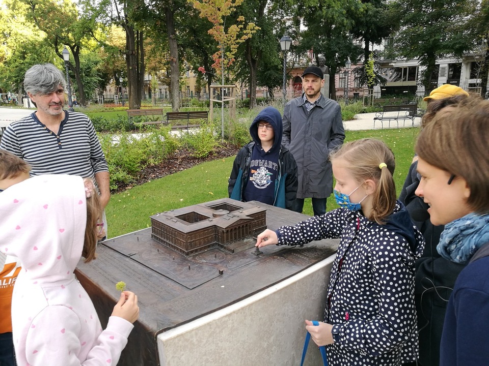 ArchiKids – VárosÁlmodók 2020 – Palotanegyed zöld területeinek bejárása – alkotók: ImagineBudapest / Szekeres Juli tájépítész – fotó: Kern Orsolya